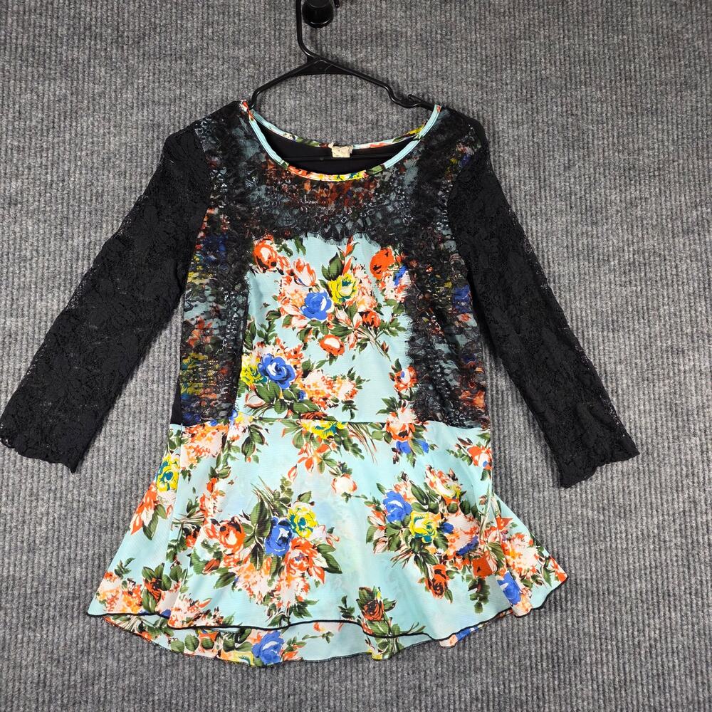 Gimmicks by BKE Floral Peplum Top Lace Sleeves 3/4 Sleeve Women Medium